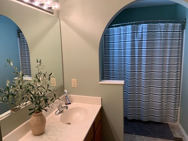 Ensuite bath - 2120 S Azalea Ln