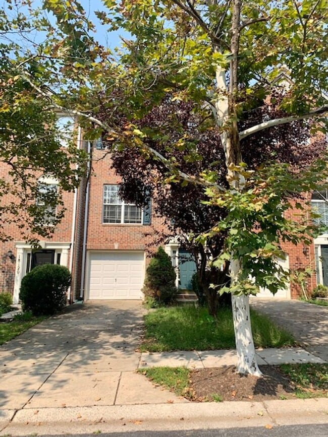 Building Photo - Beautiful 3 BR 2 FB, 2 HB with garage, deck, patio, come see!