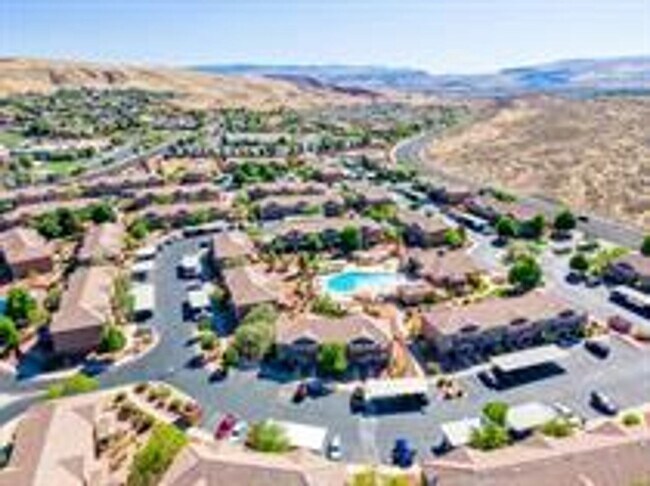 Building Photo - Hidden Valley Townhome!
