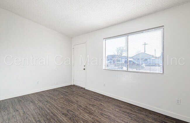 Building Photo - 2 Bedroom/1 Bath Home - $1450 Per Month