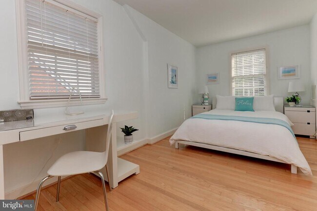 Building Photo - 1723 Oakcrest Dr