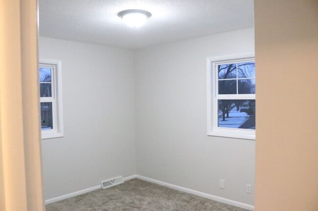 Building Photo - 306 SW Westview Dr