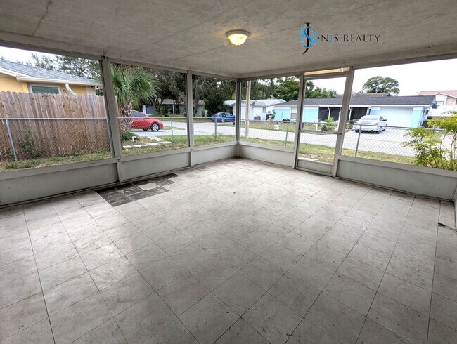 Building Photo - Fresh paint throughout this 3/2/1 1400 Sq....