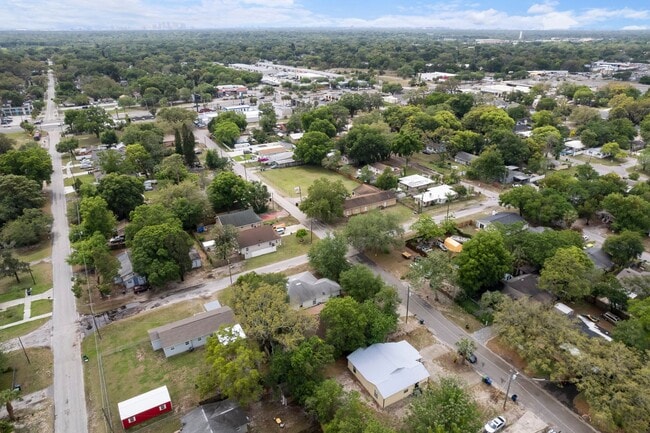 Building Photo - Very large 4bdrm/2bath House, Ready End of February