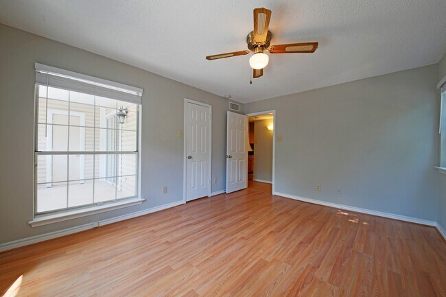 Building Photo - Updated top floor 2br with vaulted ceilings, two balconies and treed views!
