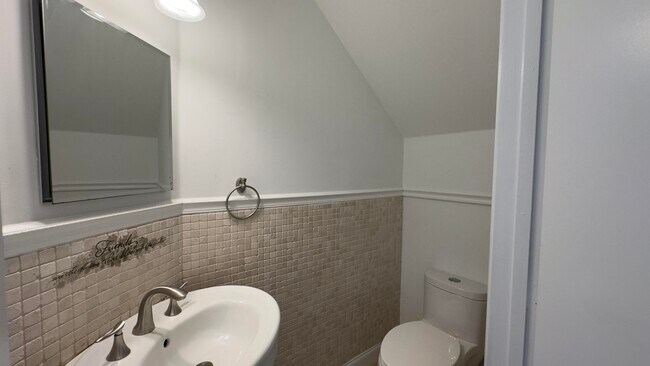 Building Photo - 4068 Eastridge Dr