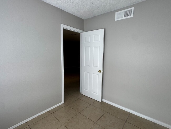 Building Photo - 3 Bed / 2 Bath Apartment Available for rent- East Las Vegas