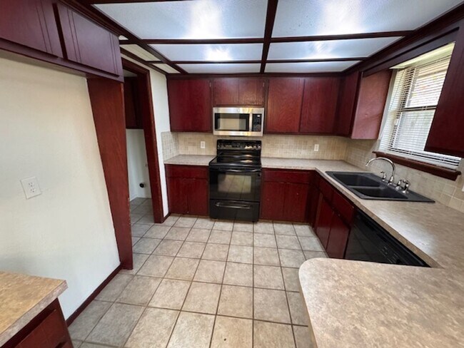 Building Photo - 3 bed, 2 bath ,fenced back yard in Moore Schools, ready for move in!