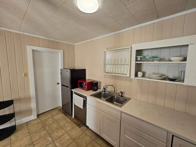 Building Photo - Midtown Charmer- Price reduced.  Call to see house today!!