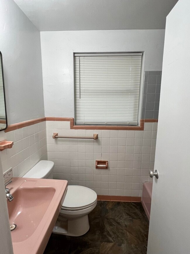 Building Photo - 824 Concord Rd