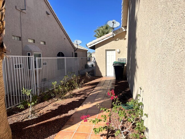 Building Photo - 3 bedroom 2 Bath Lakefront home in the des...
