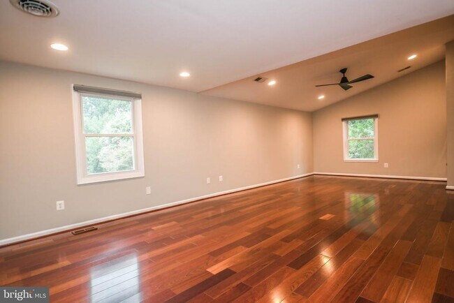 Building Photo - 9627 Locust Hill Dr
