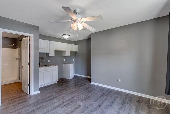 Building Photo - 402 Sterling Creek Dr