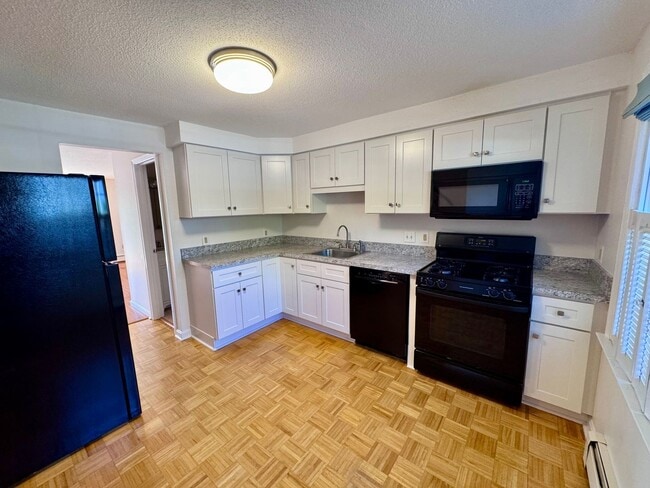 Building Photo - 2 Bedroom, 1.5 Bath condo w/ wonderful vie...