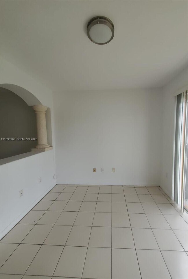 Building Photo - 2717 SE 15th Pl