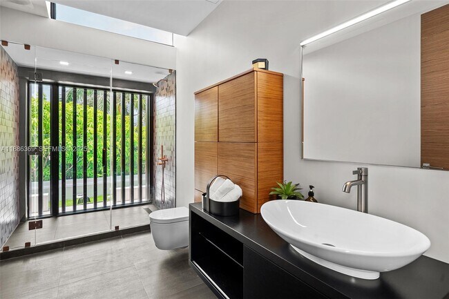 Building Photo - 3306 NE 16th St