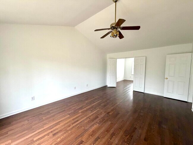 Building Photo - 6229 Bells Mill Dr