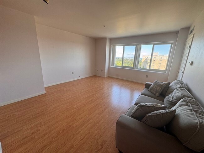 Building Photo - 1 Cityview Ln