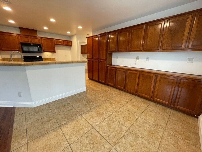 Building Photo - Freshly Updated & Move-In Ready