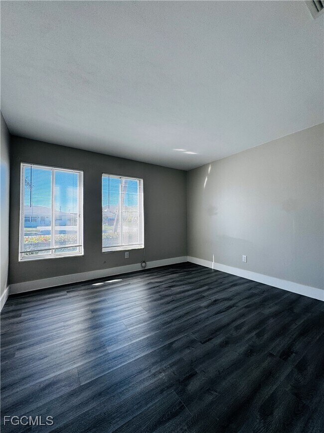 Building Photo - 4107 SE 18th Pl