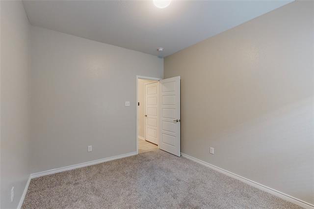 Building Photo - 949 Royal Ln