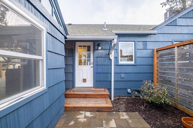 Building Photo - Charming 3-Bed 2 Bath Home with Spectacula...