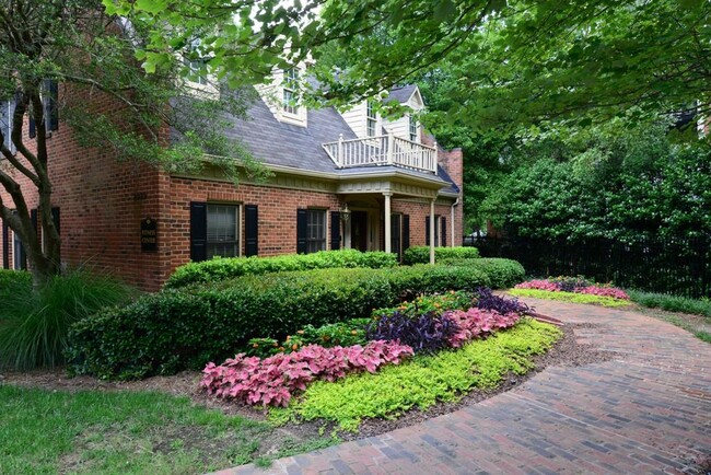 Building Photo - 24308 Plantation Dr NE