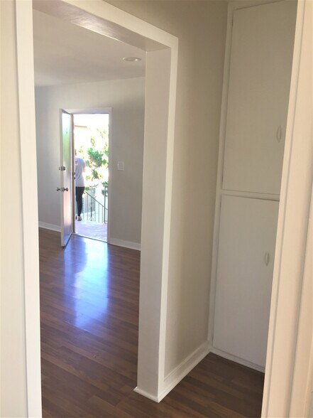 Building Photo - 12641 Vanowen St