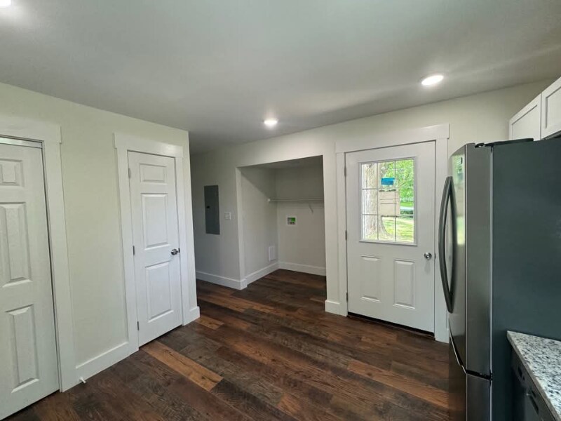 Building Photo - 136 Crestview Dr