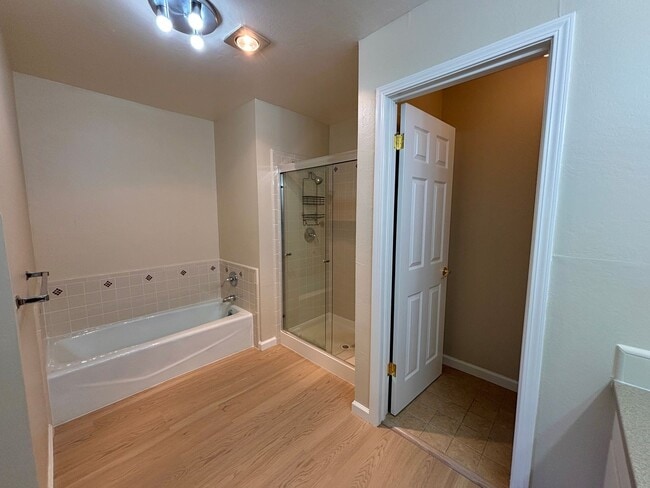 Building Photo - Updated 3BR Townhome in Forest Knolls with parking