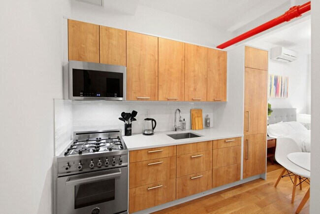 Building Photo - 517 W 45th St