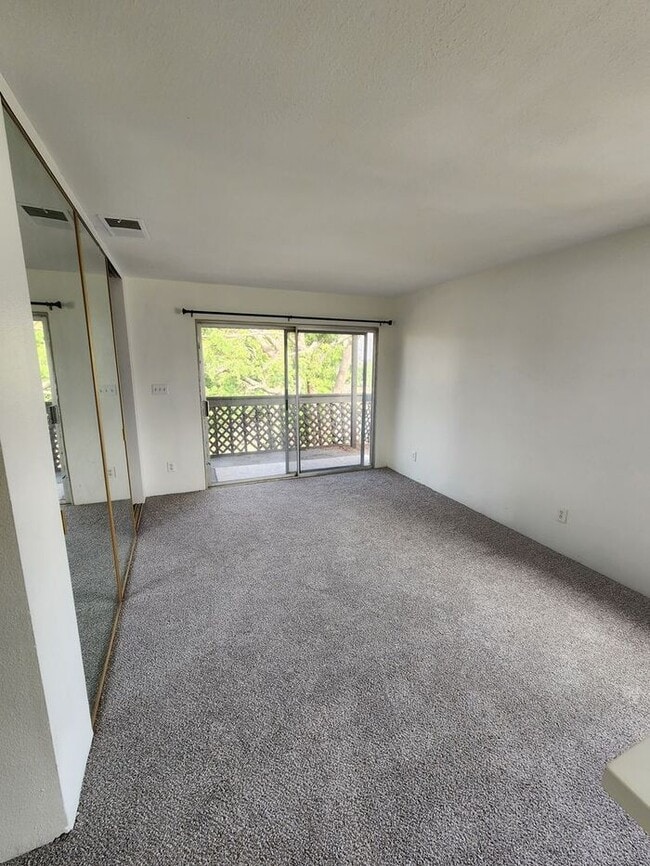 Building Photo - SPACIOUS 3BR / 2BA unit with Covered Parki...