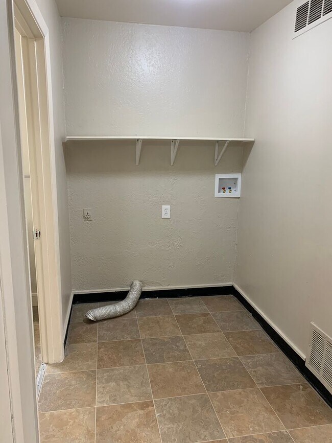 Building Photo - 3 Bed 1.5 Bathroom Townhouse
