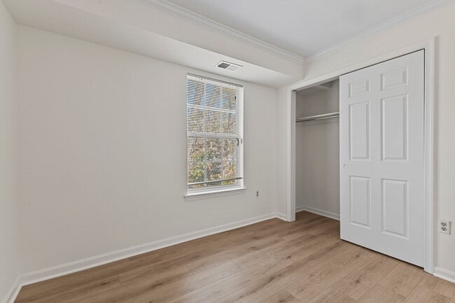 Building Photo - Top Floor Condo with Fireplace and Open Floorplan! Assigned Parking!