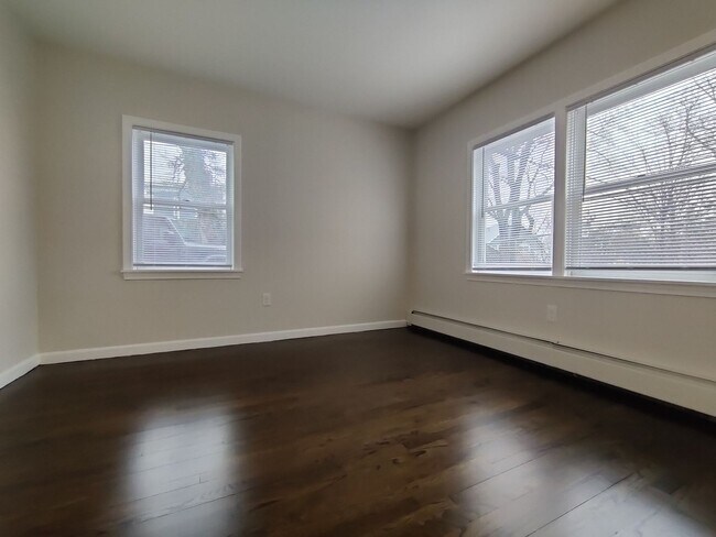 Building Photo - Coolidge Corner Area of Brookline. In-Unit Washer and Dryer, Heat, Hot Water Included, Bonus Room
