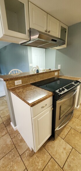 Building Photo - 313 Britanna Dr