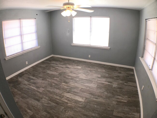 Building Photo - West El Paso 2 bed Refrig A/C duplex