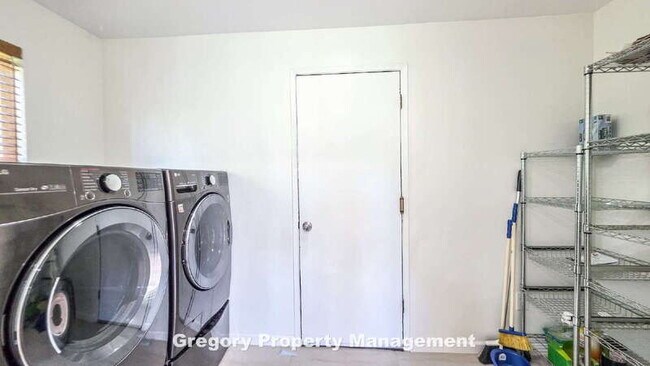 Building Photo - 11204 NE 58th Pl