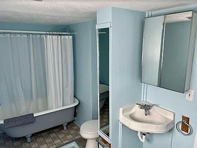 Building Photo - "Charming 2-Bedroom Home with Spacious 1,5...