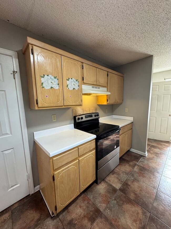 Building Photo - 3 Bed / 2 Bath off of South Caraway Available Now