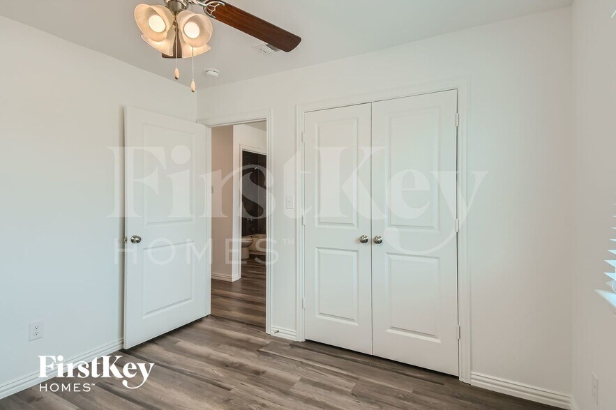 Building Photo - 7360 Parkside Pl Dr