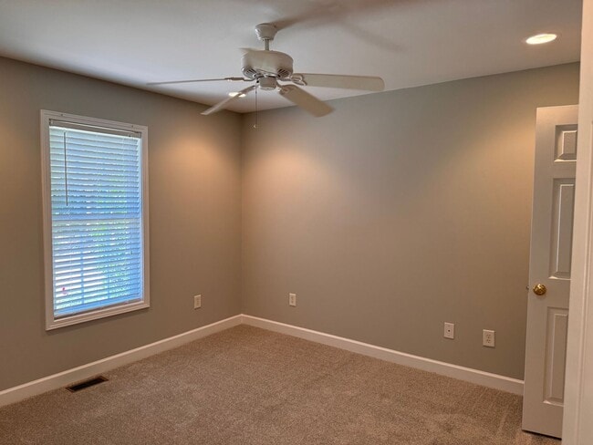 Building Photo - 2083