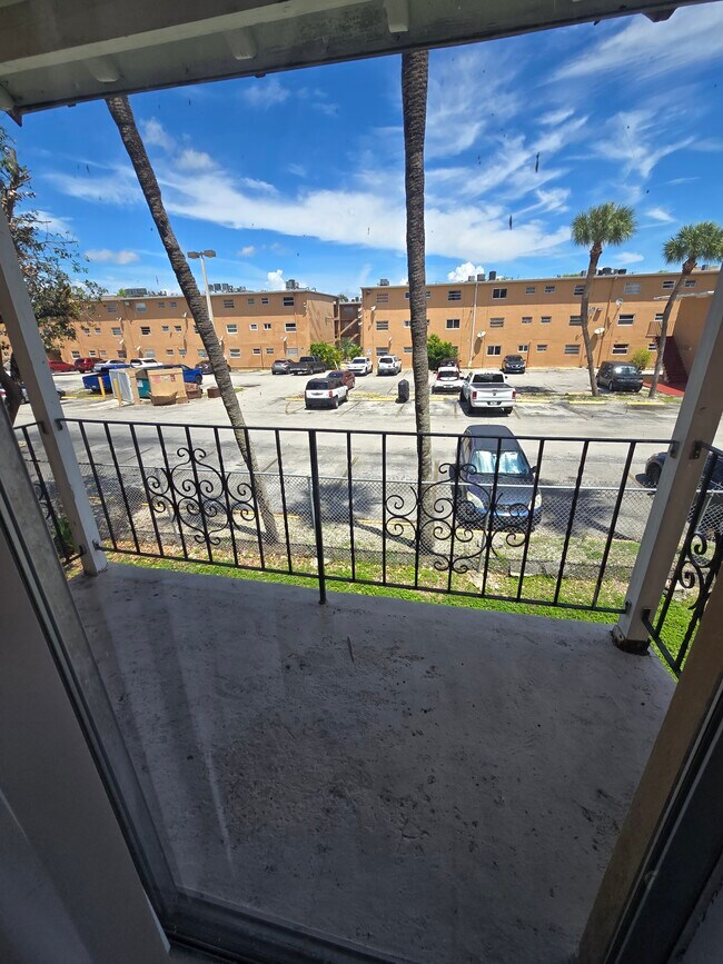 Building Photo - 1305 W 53rd St