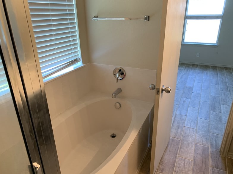 On Suite Master Bathtub - 8451 Blackstone Cove