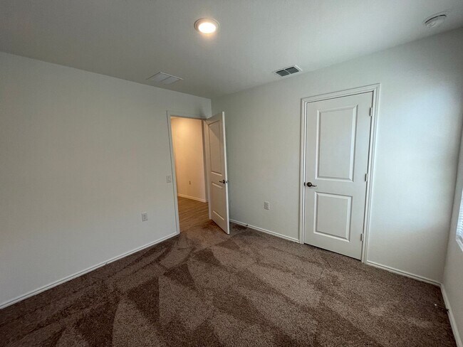 Building Photo - Like-New | 3 bed/2 bath | 1-story | No Carpet | Wonderful Amenities |On Golf Course in Mission De...