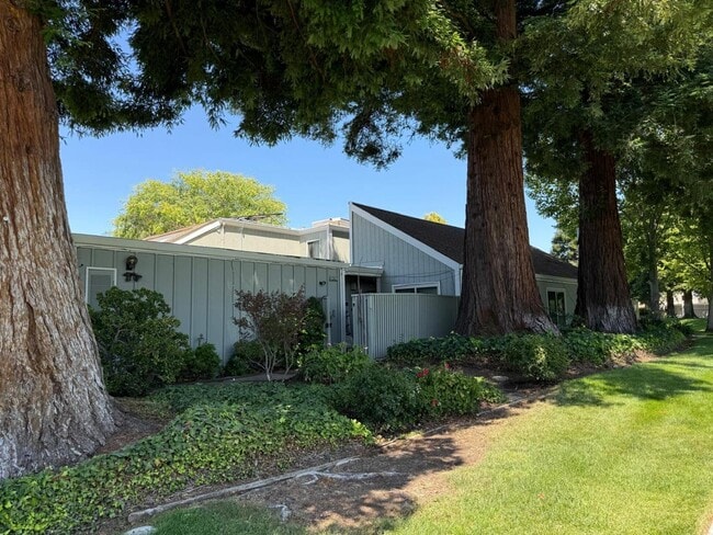 Building Photo - 7405 Maywood Dr