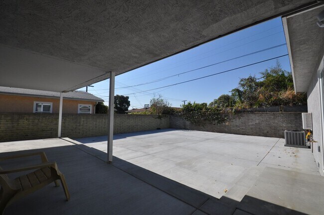 Building Photo - 7BD on Mary Lane! Huge Front Patio, Back Y...
