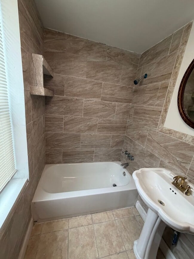 Building Photo - 3 Bedroom House