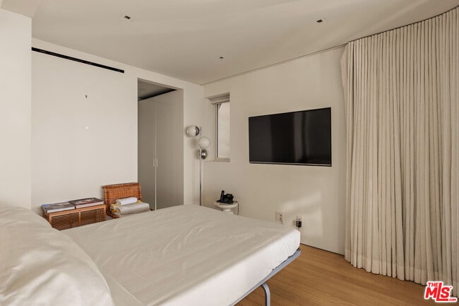 Building Photo - 1267 Palisades Beach Rd