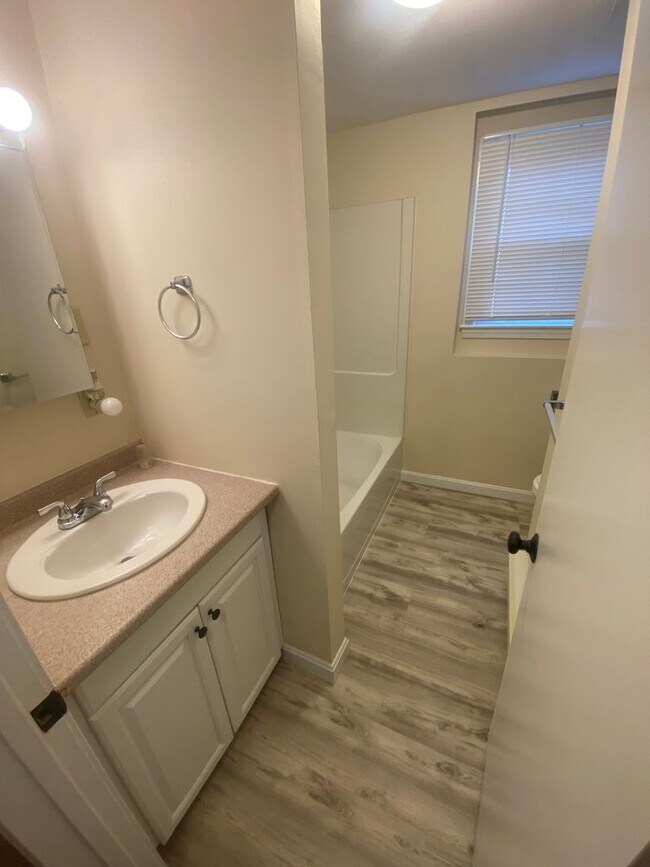 Building Photo - 2 Lions Ave